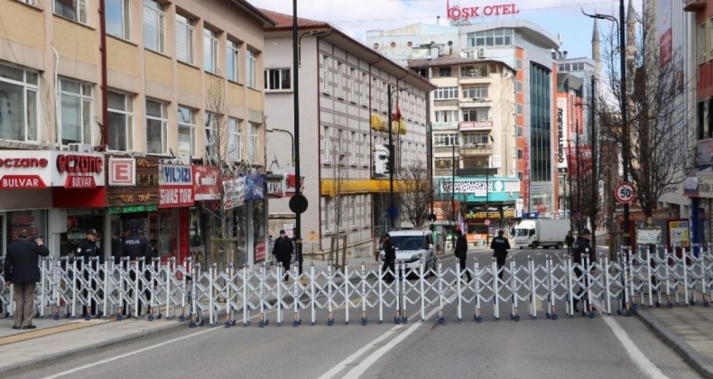 Atatürk caddesi trafiğe kapatıldı!