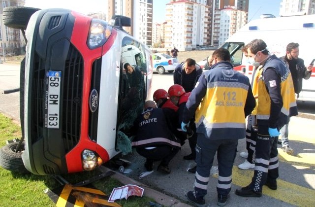 Sivas’ta minibüs devrildi: 1 yaralı