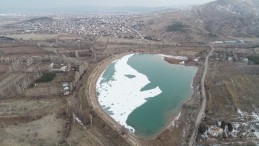 Soğuk hava Serpincik Göleti’nin yüzeyini dondurdu