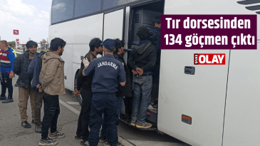 Tır dorsesinden 134 göçmen çıktı