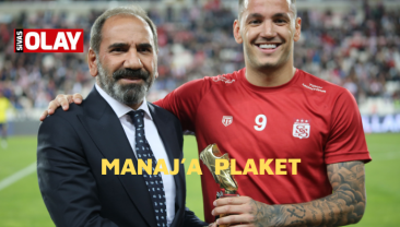 Sivasspor’un golcüsü Rey Manaj’a plaket