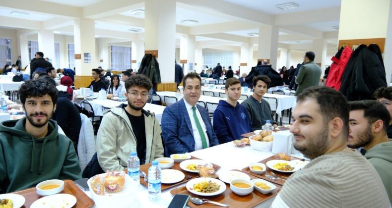 Rektör Şengönül’den öğrencilere iftar yemeği