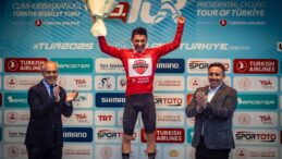 Kırmızı mayoyu Ahmet Örken giydi