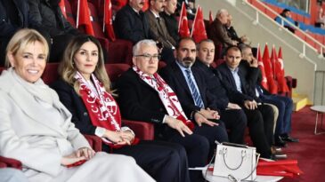 Vali Şimşek tribünde