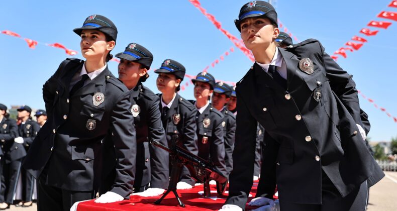 Polis Adaylarının Mezuniyet Sevinci