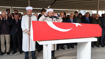 Yavuz Bülent Bakiler, Sivas’ta anne ve babasının yanına defnedildi