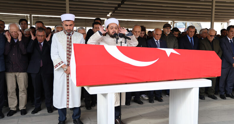 Yavuz Bülent Bakiler, Sivas’ta anne ve babasının yanına defnedildi