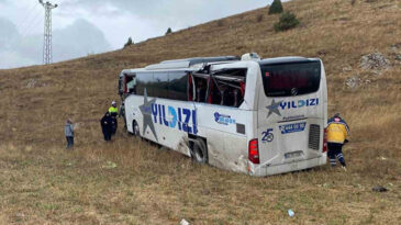 Sivas’ta yolcu otobüsü ile tır çarpıştı, 3’ü ağır 18 yaralı