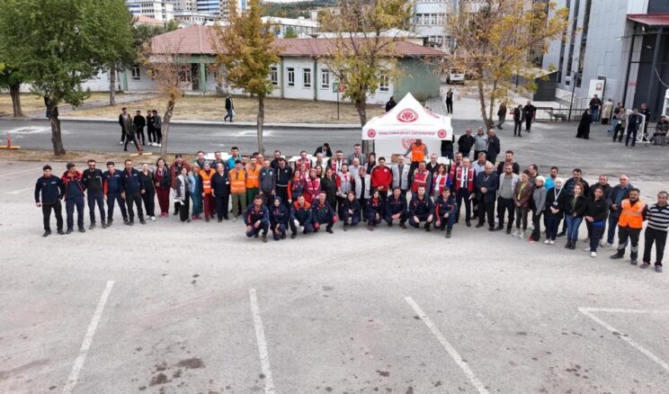 Gerçeğini aratmayan tatbikatta hastanede mahsur kalanlar tahliye edildi