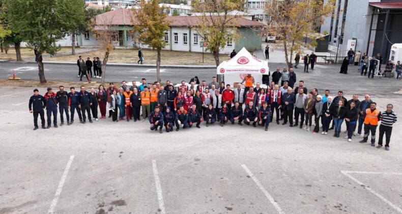 Gerçeğini aratmayan tatbikatta hastanede mahsur kalanlar tahliye edildi
