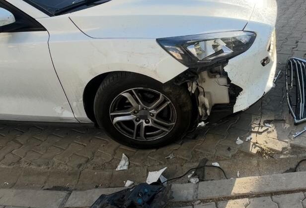 Sokak köpekleri otomobile 108 bin TL’lik zarar verdiler