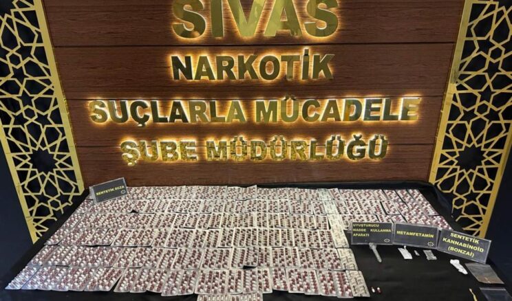 Sivas’ta uyuşturucu madde bulunduran 4 kişi yakalandı, şahıslardan 1’i tutuklandı