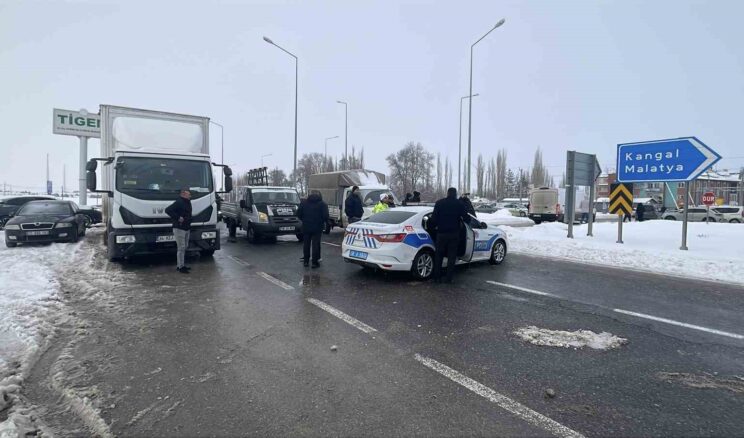 Sivas-Malatya kara yolu trafiğe kapatıldı, uzun araç kuyruğu oluştu