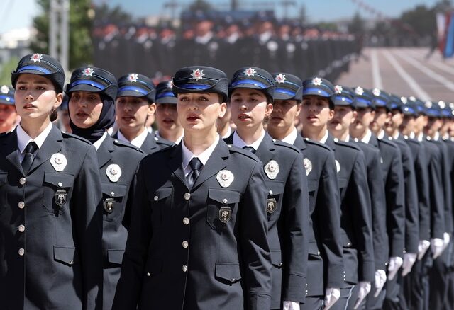 Sivas’ta eğitimini tamamlayan 248 kadın polis adayı mezun oldu