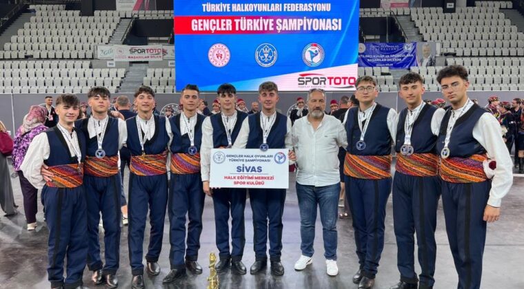Sivas Halk Oyunları ekibi Türkiye şampiyonu oldu