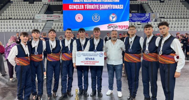 Sivas Halk Oyunları ekibi Türkiye şampiyonu oldu
