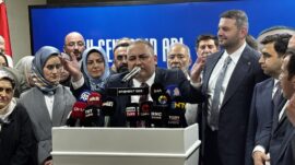 AK Parti’ye geçen Keçiören Belediye Başkanı Özarslan: “Nasıl geçmişte kapılarımız sonuna kadar herkese açıksa bundan sonra da açık olacak”