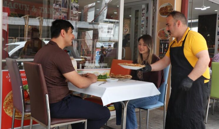 Ucuza lahmacun sattığı için şikayet edilen esnaf: “Yüzde 15 karla satıyorum”