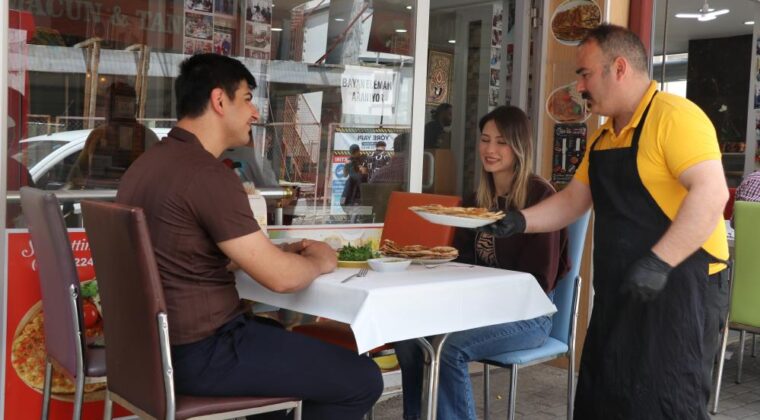 Ucuza lahmacun sattığı için şikayet edilen esnaf: “Yüzde 15 karla satıyorum”
