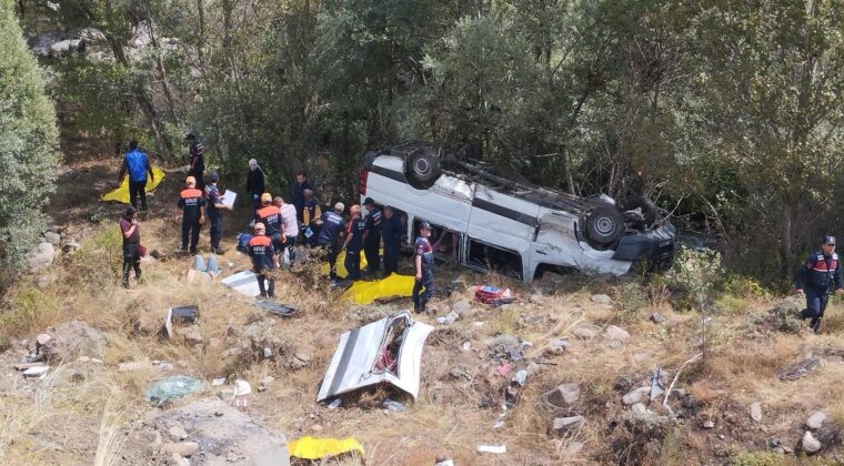 Minibüs şarampole uçtu: 4 ölü, 10 yaralı