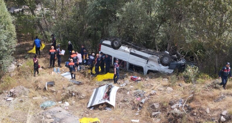 Minibüs şarampole uçtu: 4 ölü, 10 yaralı