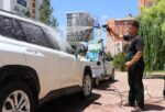 Dükkanını yanında taşıyor, kapı kapı gezerek araba yıkıyor