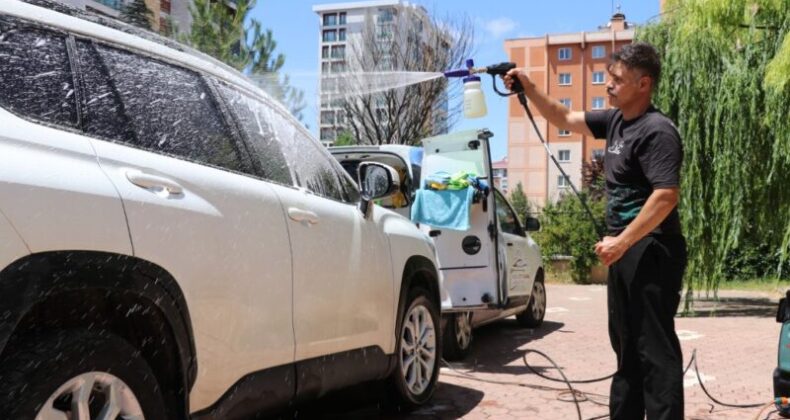 Dükkanını yanında taşıyor, kapı kapı gezerek araba yıkıyor